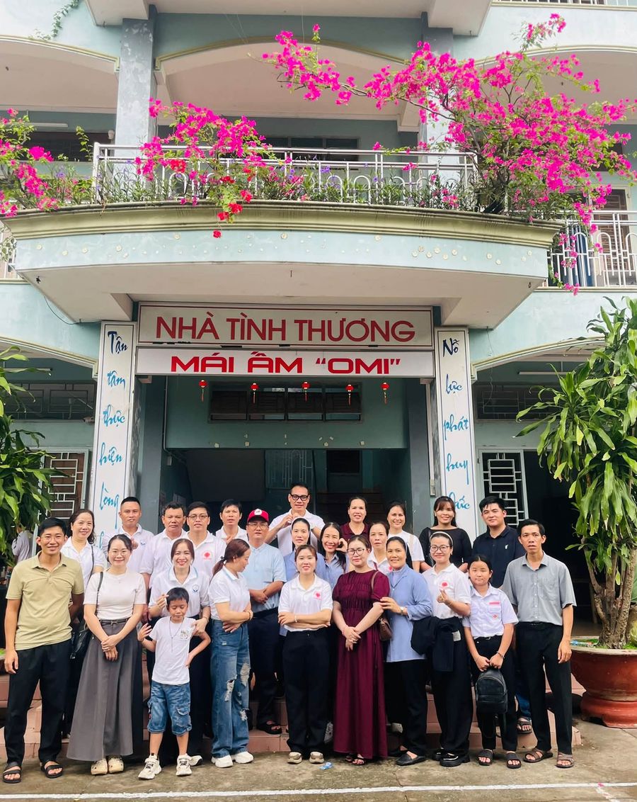 Ban Caritas - Trung thu cho các em nhà tình thương Giáo Xứ Búng
