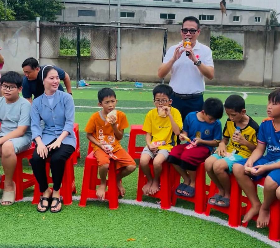Ban Caritas - Trung thu cho các em nhà tình thương Giáo Xứ Búng